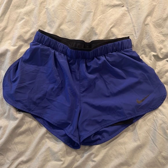 Nike dri fit shorts with hidden pockets and built in spandex - Picture 1 of 7